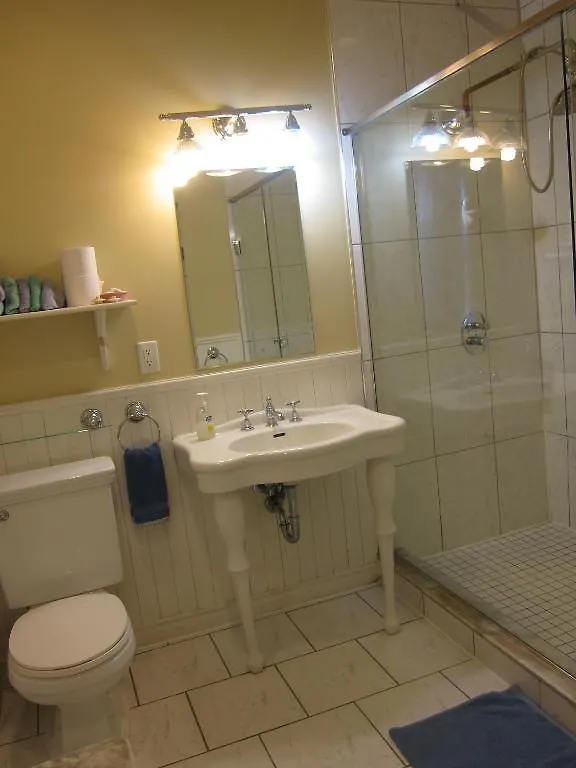 Bonnevue Manor Bed & Breakfast Toronto Canada